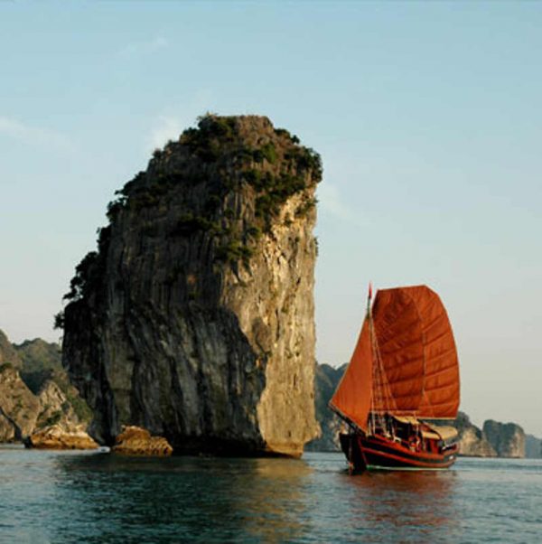 La baie d'Halong en jonque - Apogée Voyages