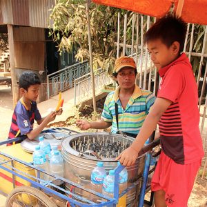 Cambodge vendeur glace village enfants - Apogée voyages