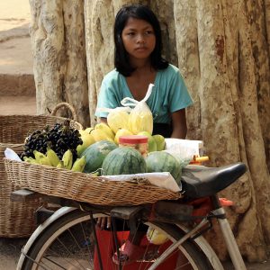 Cambodge vendeuse fruits velo - Apogée Voyages