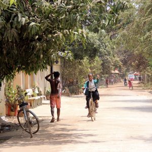 Cambodge village rue enfants velo - Apogée Voyages